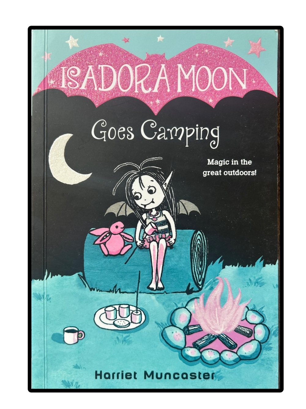 Isadora Moon Goes Camping
Magic in the Great Outdoors
Harriet Muncaster